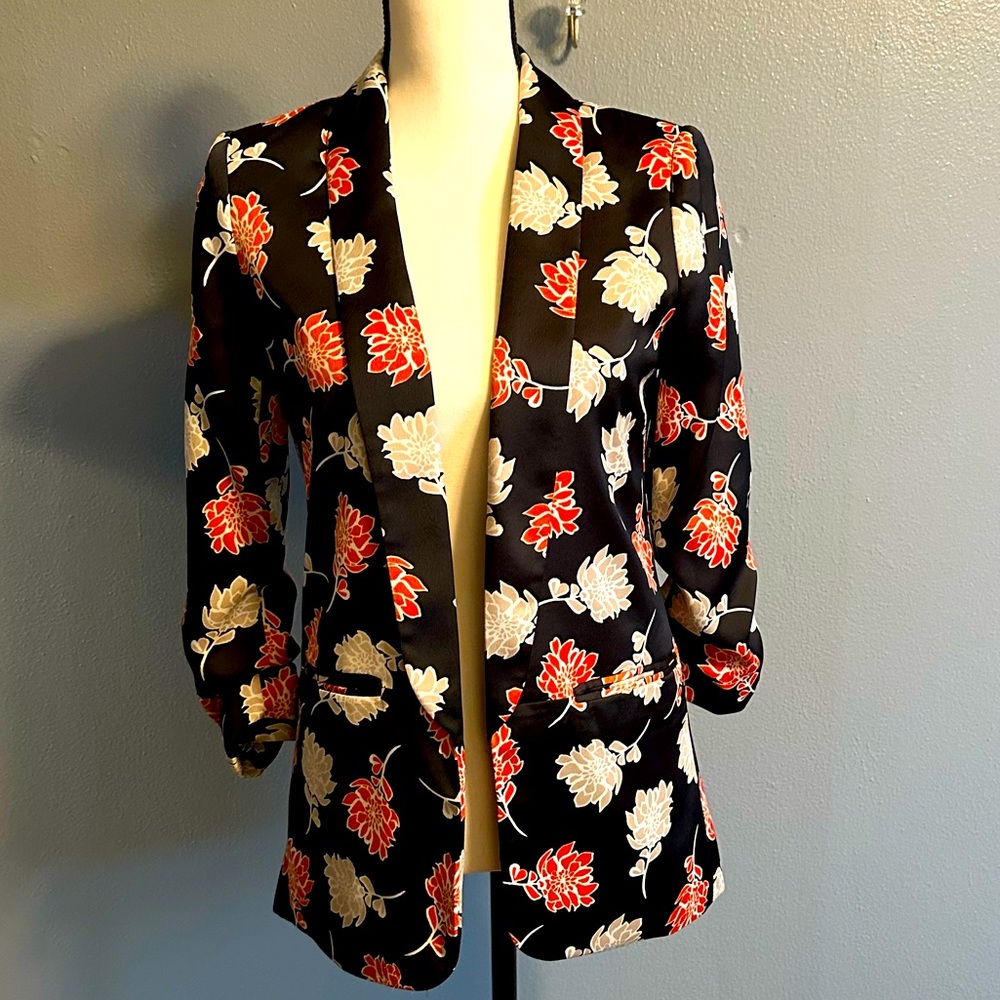 CALVIN KLEIN EXQUISITE FLORAL BLAZER. Size 0.
